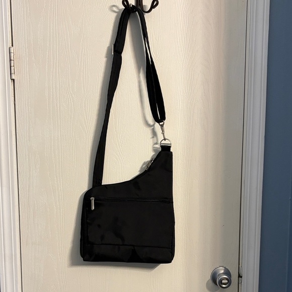 Travelon Anti-theft Classic Black Crossbody Bag - Picture 6 of 15